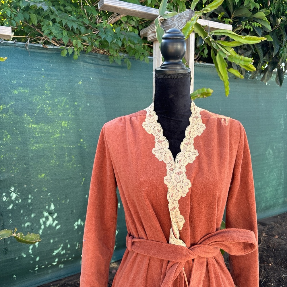 Vintage Rust Lace-Trim Women's Robe - Cream Trim